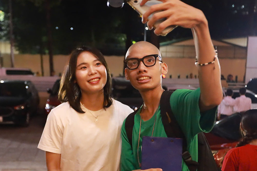 Cac cau thu nu cung nhan su quan tam dac biet tu cac khan gia co mat o nha hat Ben Thanh.