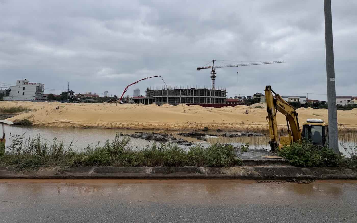 After the reflection, there is no longer a situation of trucks entering and leaving the project to collect sand. Photo: Cong Sang