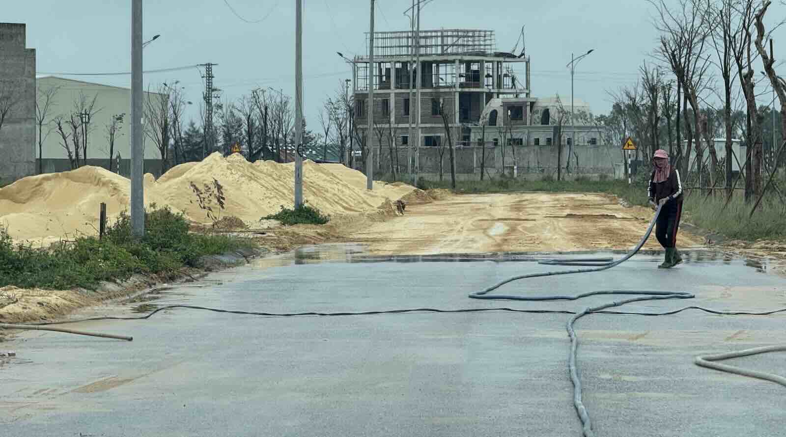 Con duong ben canh du an duoc tuoi nuoc, don dep. Anh: Cong Sang