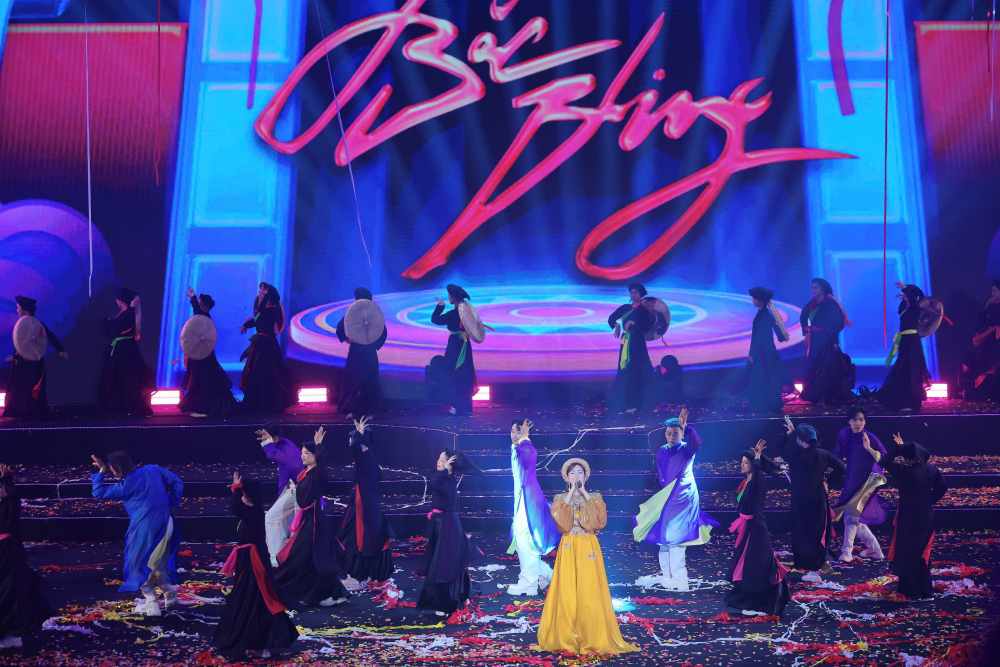 Hoa Minzy va cac nghe si mang den ca khuc Bac Bling cung nhieu tiet muc nghe thuat dac sac. Anh: Hai Nguyen