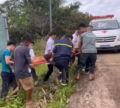 Nan nhan duoc giai cuu dua di cham soc y te. Anh cat tu clip ban doc cung cap