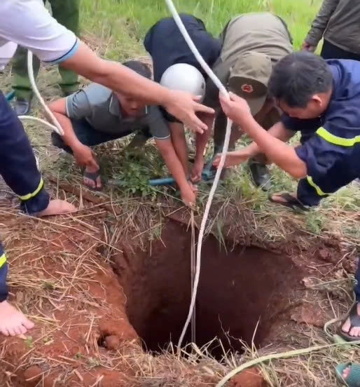 Escena del joven cayendo a un pozo de 10 m de profundidad mientras trabajaba en el campo. Foto tomada de un clip proporcionado por un lector