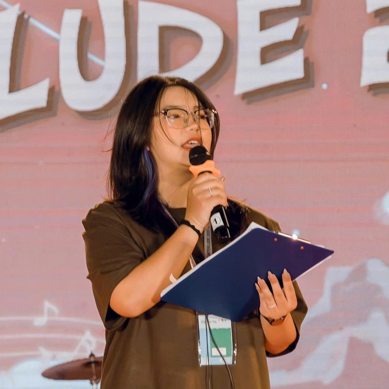 Chi Le Thi Hong Van tot nghiep nganh Quan he quoc te tai Hoc vien Ngoai giao, hien lam nhan vien to chuc su kien. Anh: NVCC