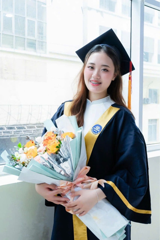 Trong thoi gian cho doi quyet dinh chinh thuc tu trung tam tieng Anh, chi Anh phai tham gia cac chuong trinh trai he de duy tri thu nhap. Anh: NVCC