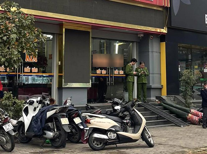Công an có mặt tại một tiệm vàng lớn ở Nghệ An