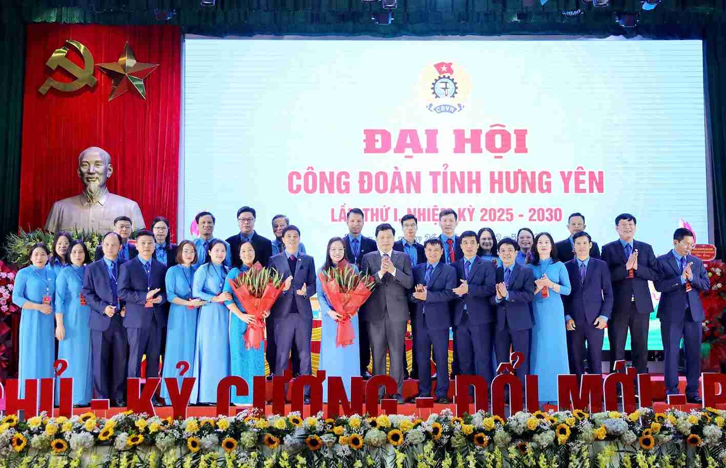 Representatives of the Vietnam General Confederation of Labour present flowers to congratulate the Executive Committee of the Hung Yen Provincial Labor Federation, term I, term 2025-2030. Photo: Mai Huong