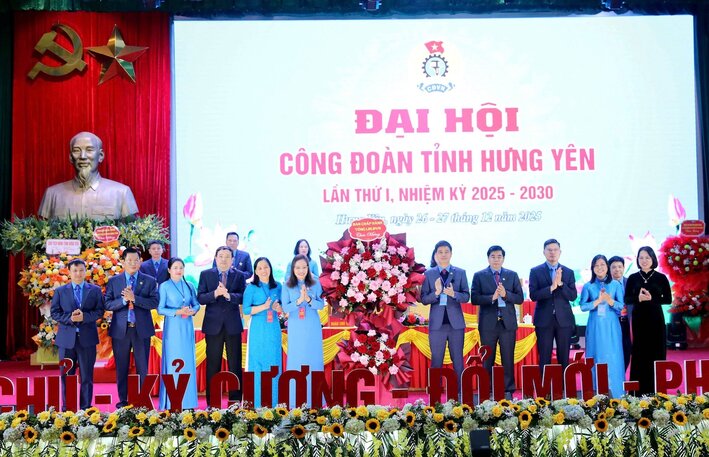 Pho Chu tich Tong LDLD Viet Nam tang hoa chuc mung dai hoi. Anh: Mai Huong