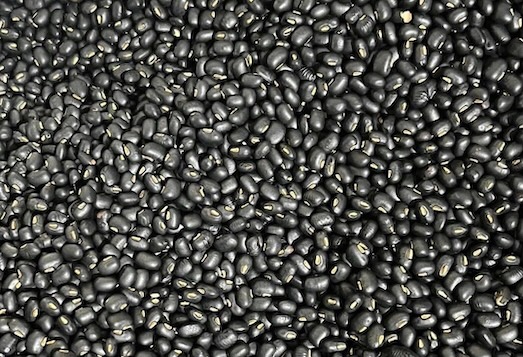 Few people would have thought that black bean water has a good effect in skin care. Photo: Kieu Vu