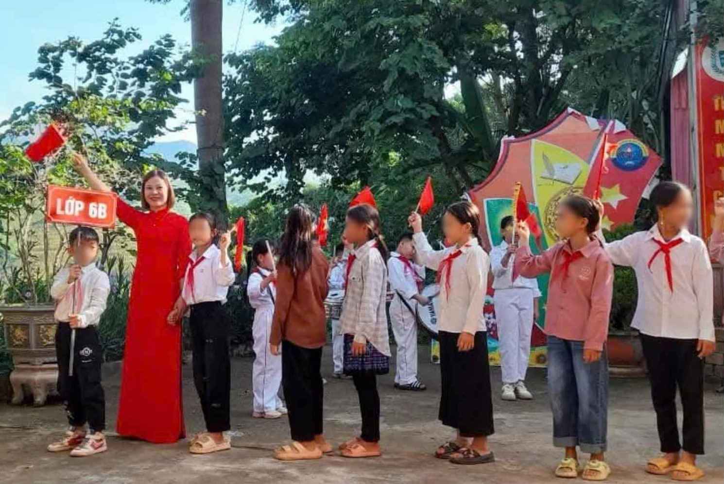 Co Hoang Thi Thiet - giao vien Truong TH&THCS Chieng Xuan, xa Chieng Son, tinh Son La - trong mot tiet day. Anh: NVCC 