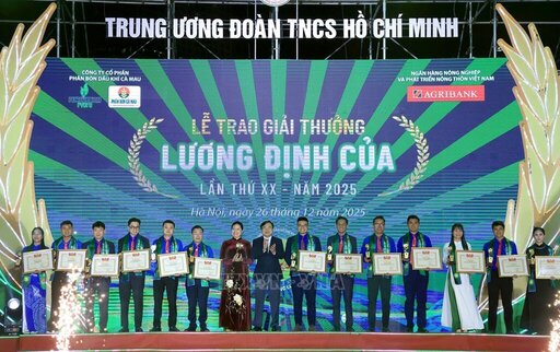 Trong khuon kho Lien hoan Thanh nien nong thon toan quoc 2025, toi 26/12, co 30 thanh nien co thanh tich dac biet xuat sac trong linh vuc nong nghiep voi nhung sang kien, sang tao, ap dung tien bo khoa hoc ky thuat trong san xuat, kinh doanh, vuon len lam giau chinh dang vinh du duoc nhan Giai thuong. Anh: Tuan Anh 