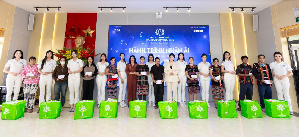 Trao hon 300 phan qua den cac ho gia dinh co hoan canh kho khan tren dia ban xa Tay Giang (TP Da Nang). Anh: BTC 