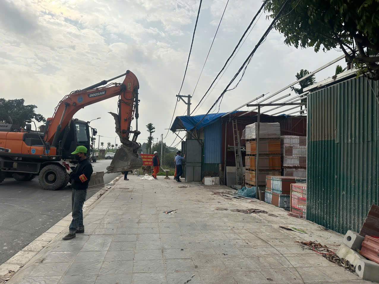 Las fuerzas funcionales llevan a cabo la coercion y demolicion de obras infractoras en tierras agricolas en la zona de Dong Mieu. Foto: Vuong Huynh