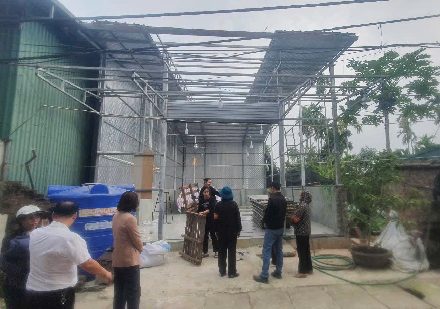 Luc luong chuc nang tien hanh pha do cong trinh vi pham tai khu Doc Cai (xa Hat Mon). Anh: Vuong Huynh