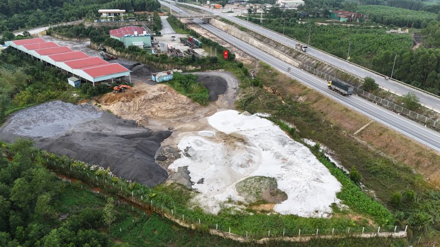 Bãi tập kết cát trái phép bên tuyến tránh Huế. Ảnh: PV