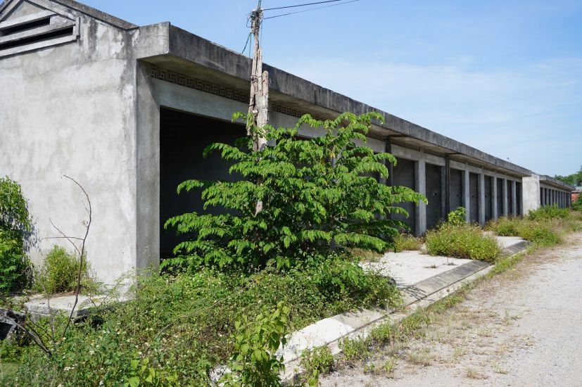 Located in a prime location, along National Highway 1, with an area of more than 5ha, but the Tinh Phong Commercial - Service and Residential Area project was built unfinished and then "shelved". Photo: Vien Nguyen