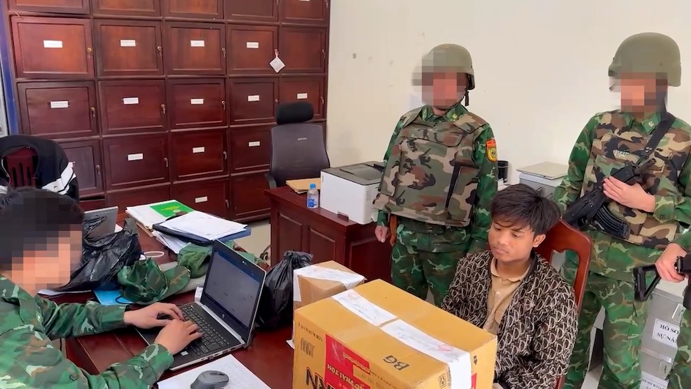 Young man arrested while transporting drugs from Laos to Vietnam. Photo: Quang Tri Border Guard
