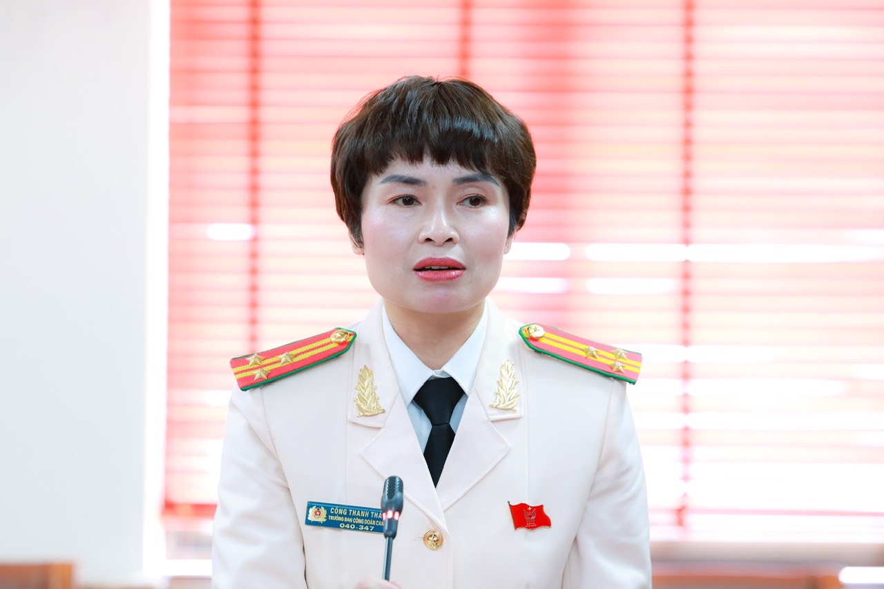 Thuong ta Cong Thanh Thao - Truong ban Cong doan Cong an Nhan dan la mot trong 13 dai bieu thuoc Tong LDLDVN vinh du tham du Dai hoi thi dua yeu nuoc toan quoc lan thu XI. Anh: Hai Nguyen