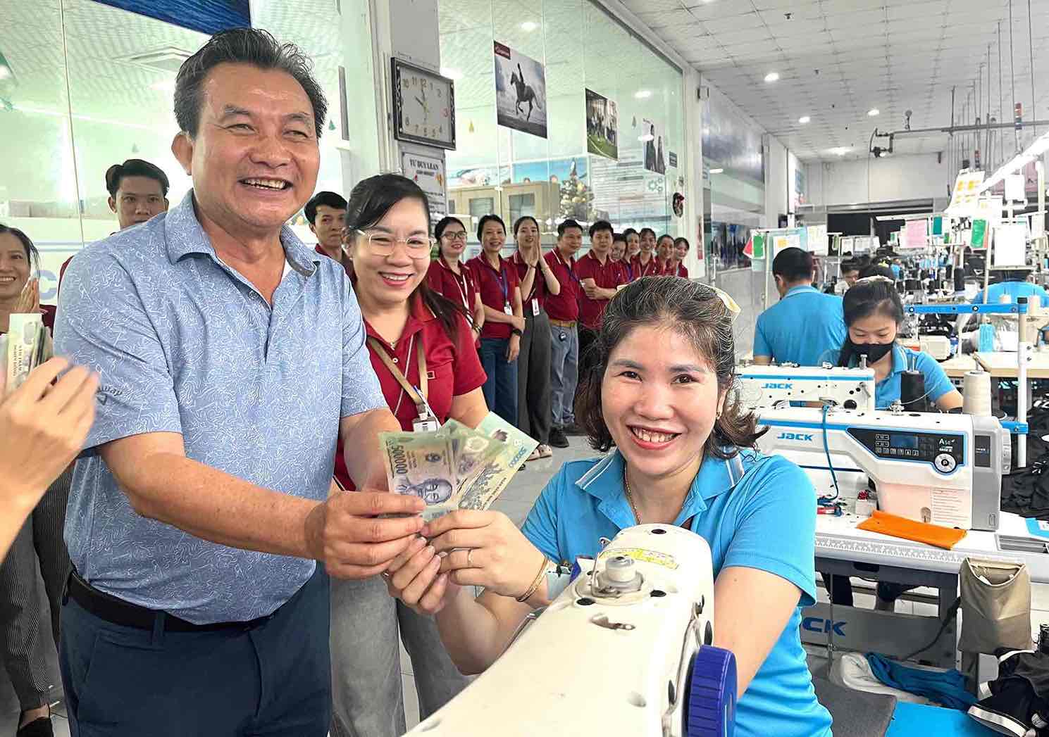 Dong Tien Joint Stock Company announced the Lunar New Year bonus in 2026 with an average of more than 21 million VND/person. Photo: HAC