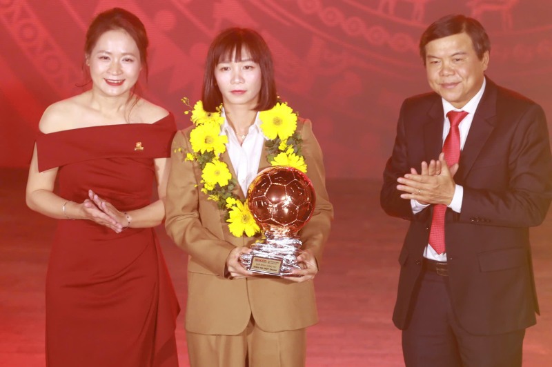 Tien ve Tran Thi Thuy Trang gianh danh hieu Qua bong dong Viet Nam 2025. Anh: Thanh Vu