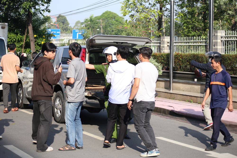 Luc luong Cong an nhanh chong khoanh vung, bao ve hien truong va phan luong giao thong khu vuc dien tap.
