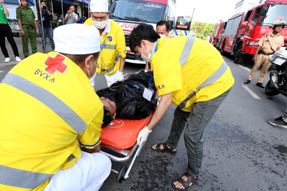   Canh sat PCCC&CNCH trien khai cuu nan, giai cuu nguoi bi mac ket trong xe van chuyen nguon phong xa. Ảnh: Anh Tu