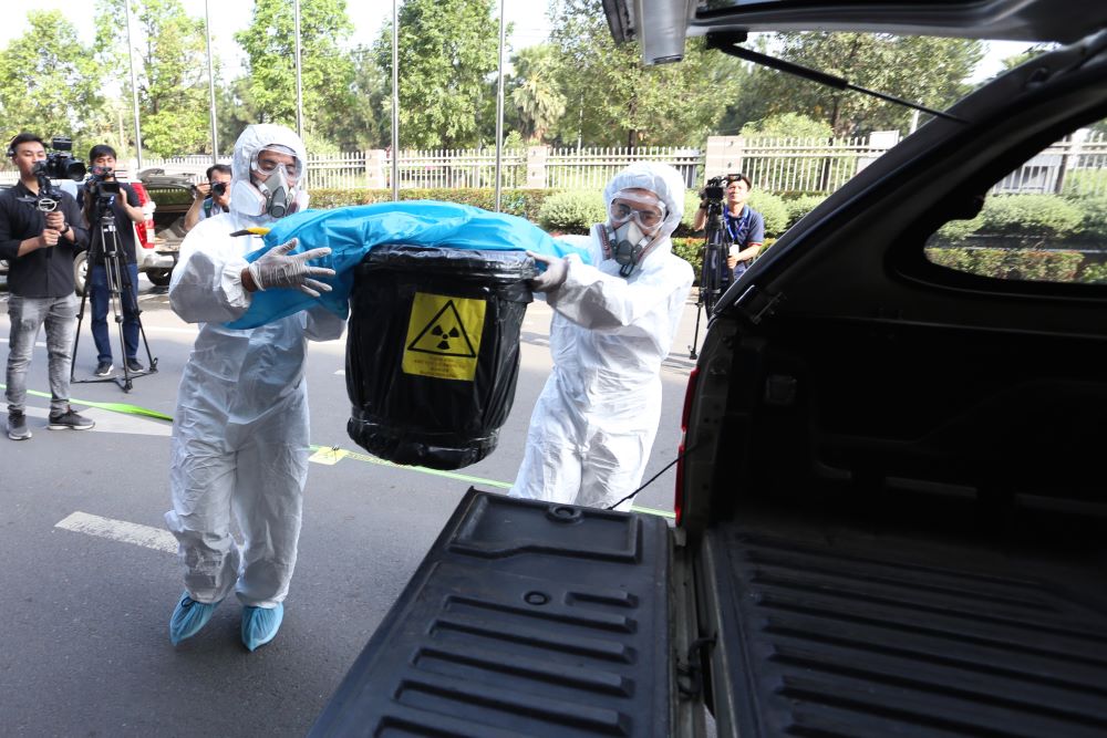 Luc luong chuyen trach thuc hien thu hoi nguon phong xa va tay xa theo quy trinh an toan. Ảnh: Anh Tu