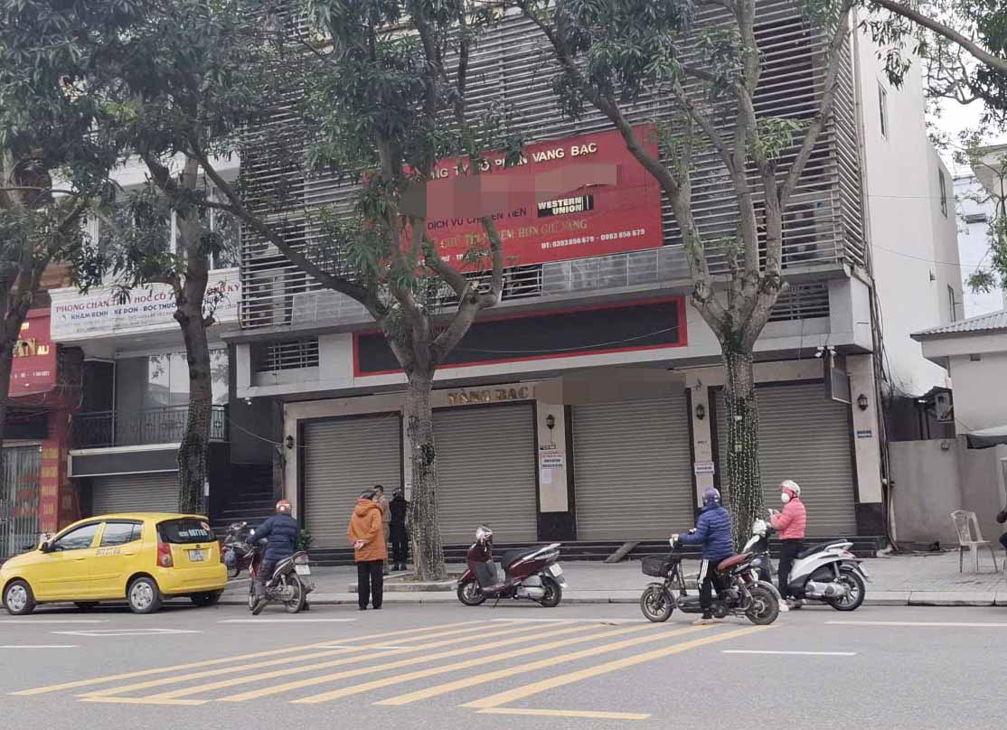 Sáng 27.12, một số người đến nghe ngóng thông tin tại Tiệm vàng PX ở đường Nguyễn Công Trứ. Ảnh: Trần Tuấn.