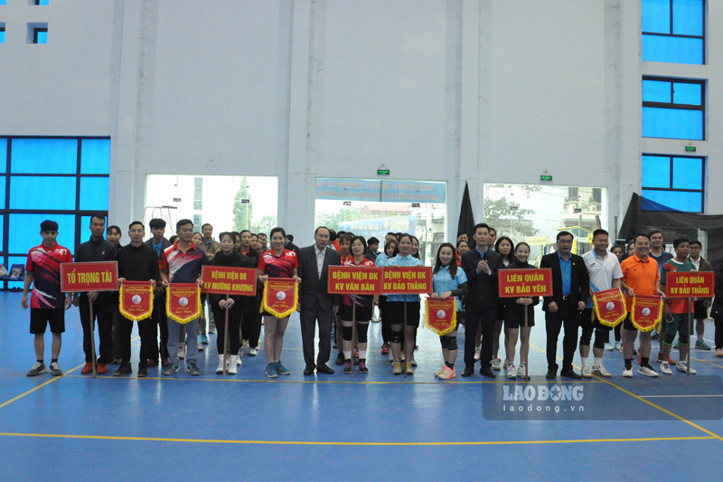 Trao co luu niem cho cac don vi tham gia. Anh: Dinh Dai