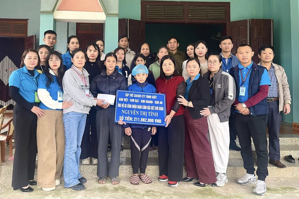 Giving support to female workers facing difficulties. Photo: Kim Viet Footwear Trade Union