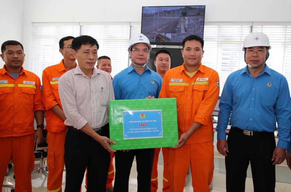 Mr. Nguyen Dinh Khang - Chairman of the Vietnam General Confederation of Labour (center photo) encourages workers for actively competing in labor production on the 500kV circuit 3 power line project (Quang Binh - Hung Yen). Photo: Quang Sang