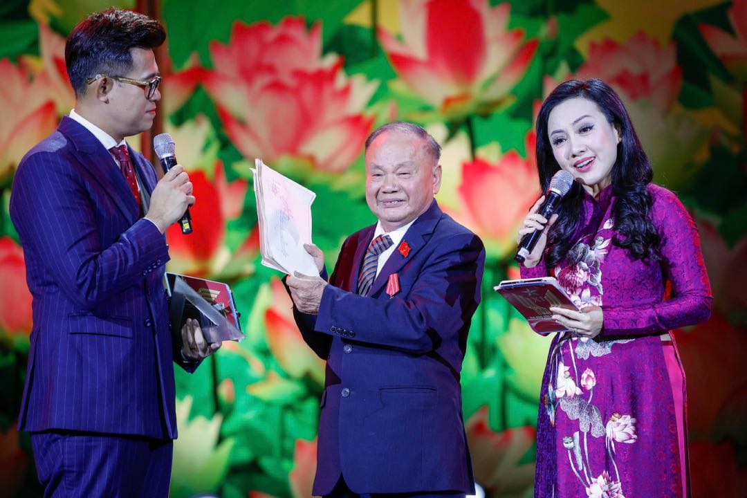 Mr. Vu Huu Le (standing in the middle) - who is known as the inventor of farmers - interacts at the 11th National Patriotic Emulation Congress. Photo: Hai Nguyen