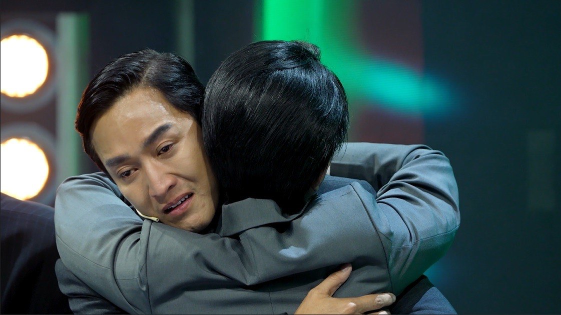 Hua Vi Van hugs Pham Quynh Anh in the program "A.I is Who". Photo: Producer.