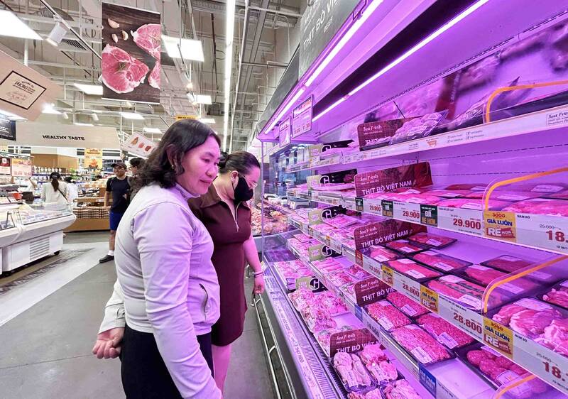 Thi truong Tet khoi dong som, hang hoa doi dao. Anh: Ngoc Le