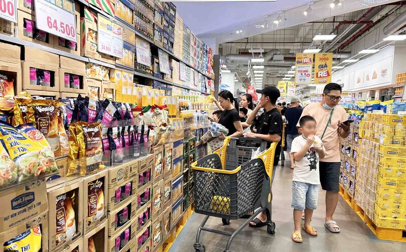 The year-end market is vibrant, price stabilization helps people feel secure to shop. Photo: Ngoc Le