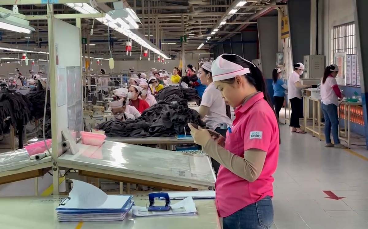 설날 직전에 기업이 생산을 중단한다는 소식을 들었을 때 노동자들의 슬픔. 사진: 딘쫑