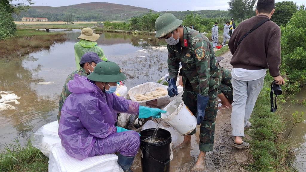 Luc luong quan doi dang tich cuc xu ly su co tran dau o thon Thuan Phuoc, xa Van Tuong. Anh: Vien Nguyen