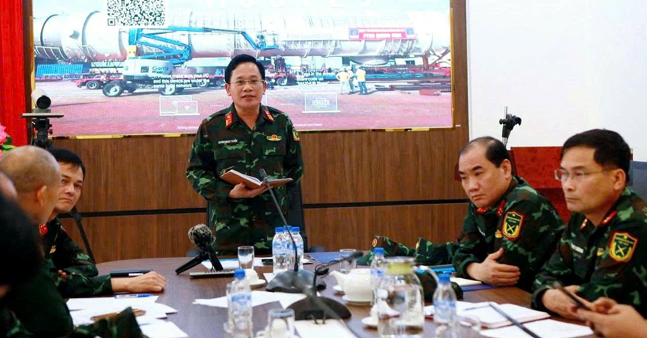 Colonel Duong Ngoc Tuyen, Secretary of the Party Committee, Deputy Director of the Petroleum Department, provided information about the oil spill incident in Van Tuong commune, Quang Ngai province. Photo: Vien Nguyen