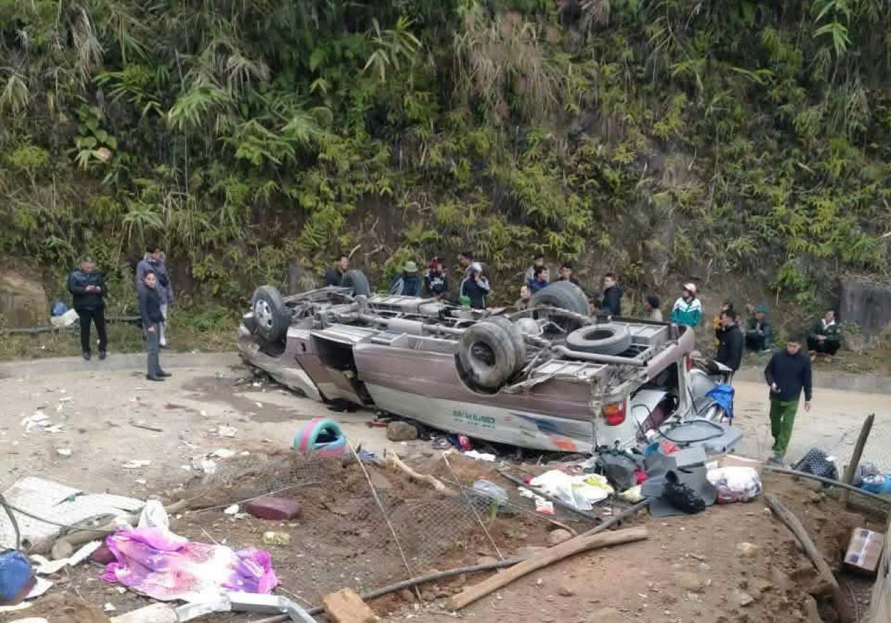 Scene of the car overturning that killed at least 5 people in Phinh Ho commune, Lao Cai province. Photo: NDCC.