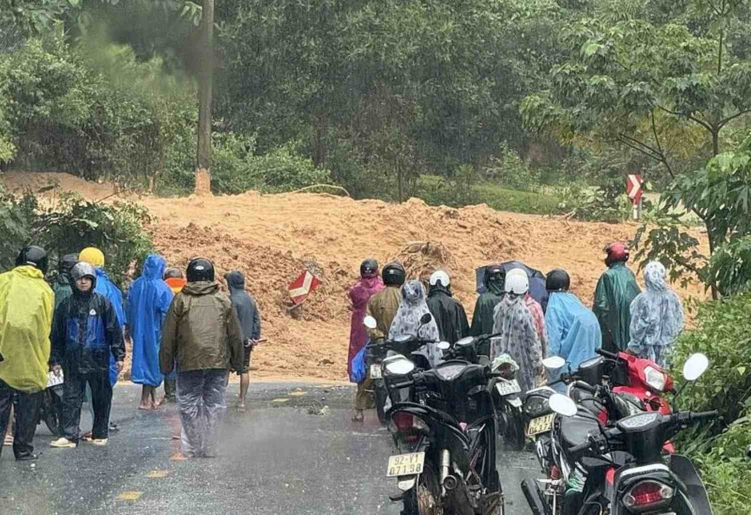 Horrific landslide near National Highway 40B in Da Nang at the end of October 2025. Photo: Tra Tan