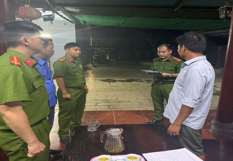 Cơ quan điều tra đọc lệnh bắt tạm giam bị can Nguyễn Ngọc Thắng để điều tra làm rõ tội lừa đảo chiếm đoạt tài sản. Ảnh: Công an tỉnh Đồng Nai