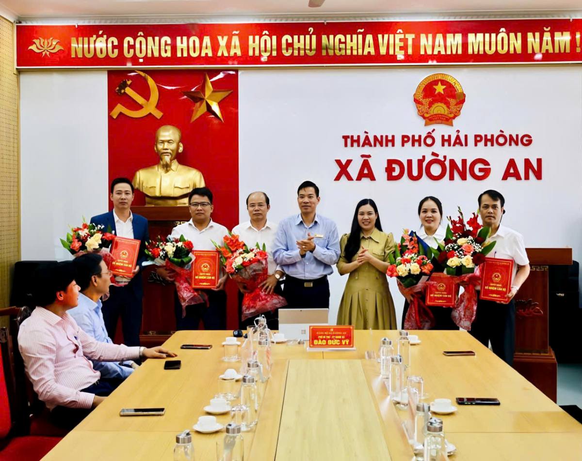 Xa Duong An cong bo cac quyet dinh ve cong tac can bo. Ảnh: Cong TTDT xa Duong An