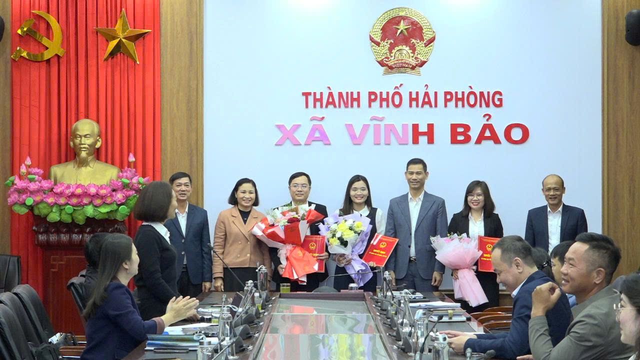 Leaders of Vinh Bao commune present regulations on personnel work. Photo: Vinh Bao Commune E-Portal, Hai Phong