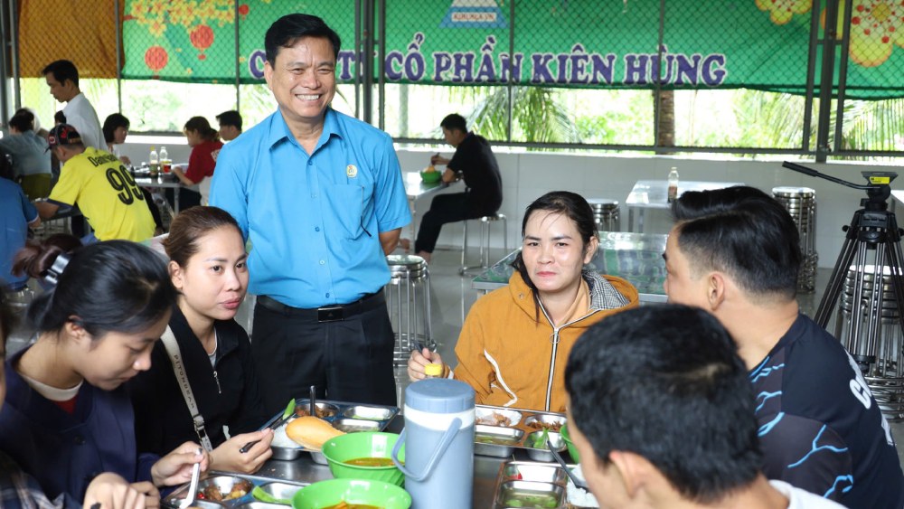 Chairman of An Giang Provincial Labor Federation - Do Tran Thinh attended the "Trade Union Meal" with union members and workers of Kien Hung Joint Stock Company. Photo: An Giang Provincial Labor Federation