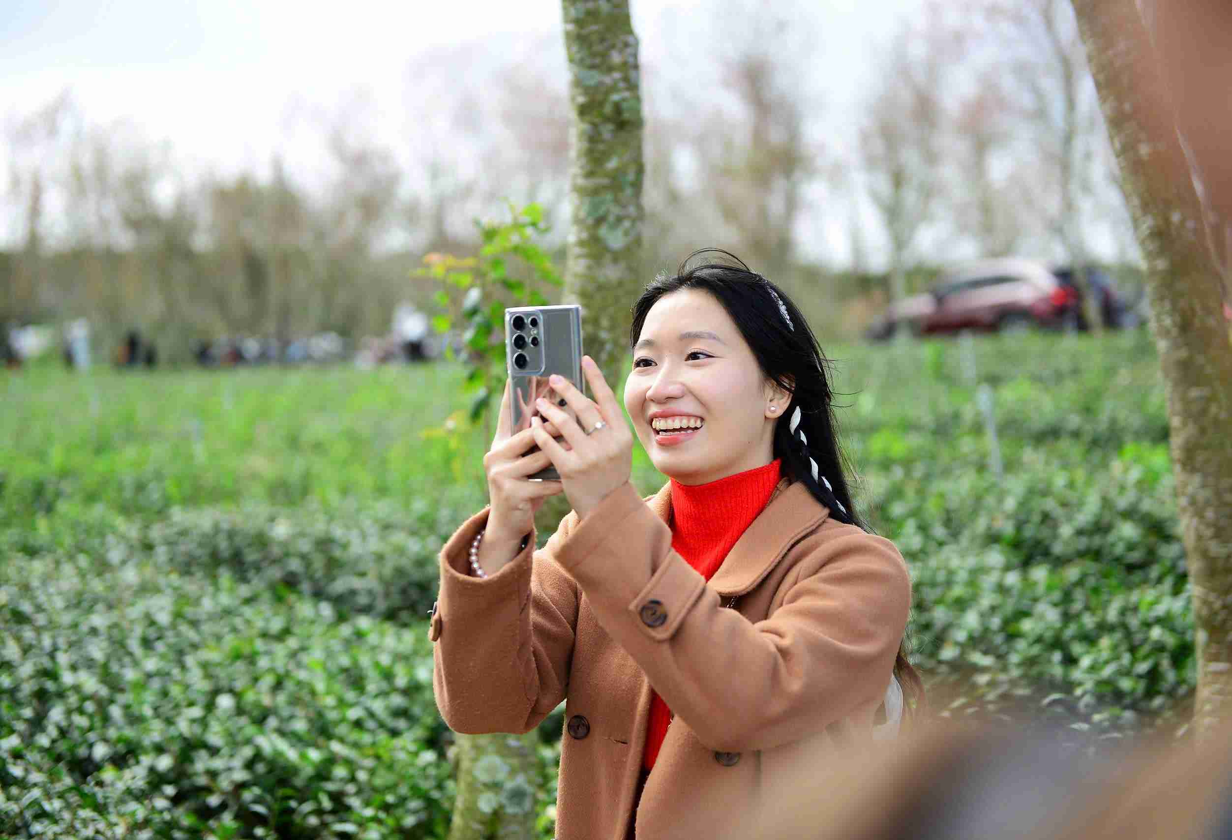 Nu du khach vui tuoi khi duoc dam minh trong khong gian lang man, trong lanh giua menh mong doi che tran ngap mai anh dao khoe sac. Anh: Phuc Khanh 
