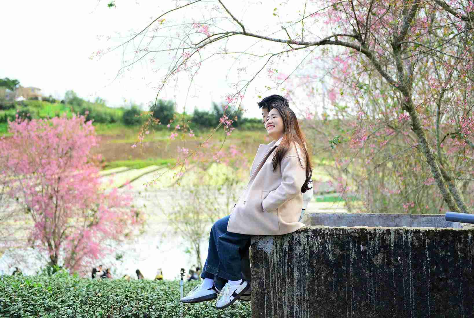 Doi ban tre cung dam say trong khong gian tuyet dep cua mai anh dao. Anh: Phuc Khanh 