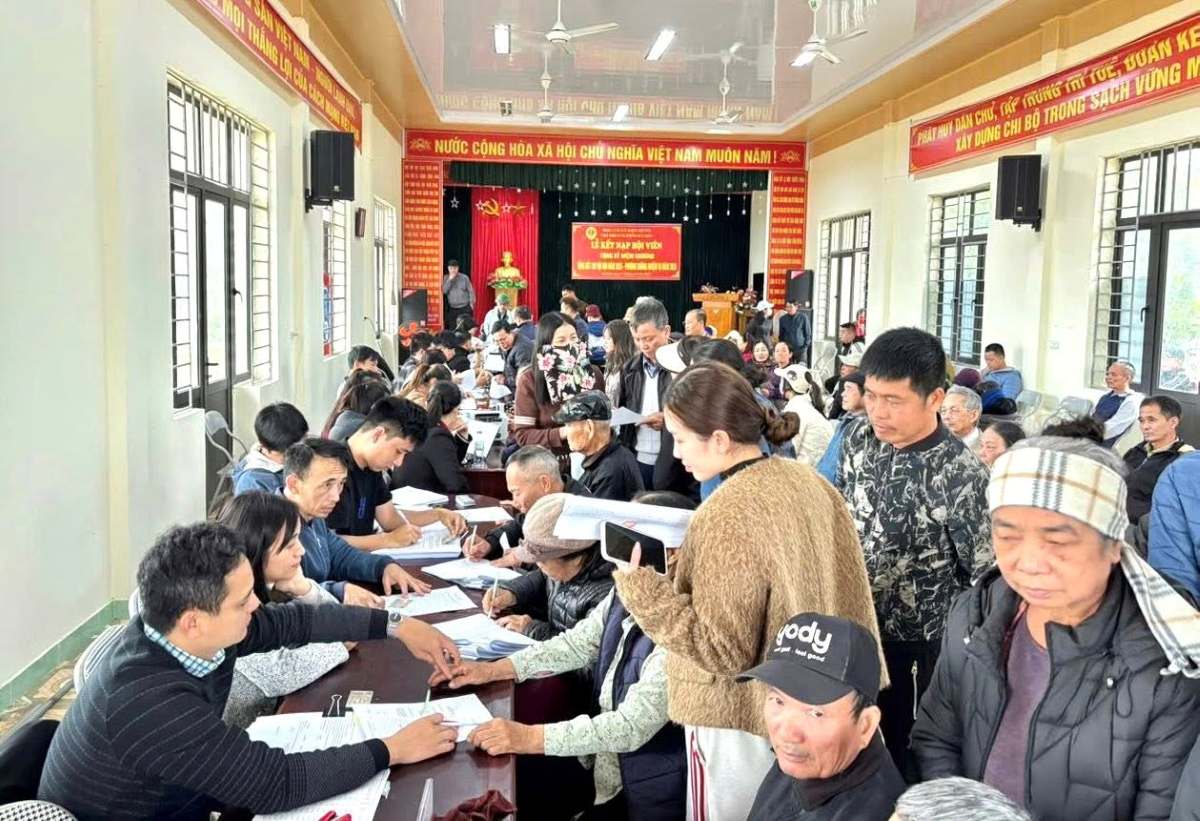 369 ho dan thon Ky Son, xa Kien Hung nhan tien boi thuong giai phong mat bang du an. Ảnh: Mai Dung