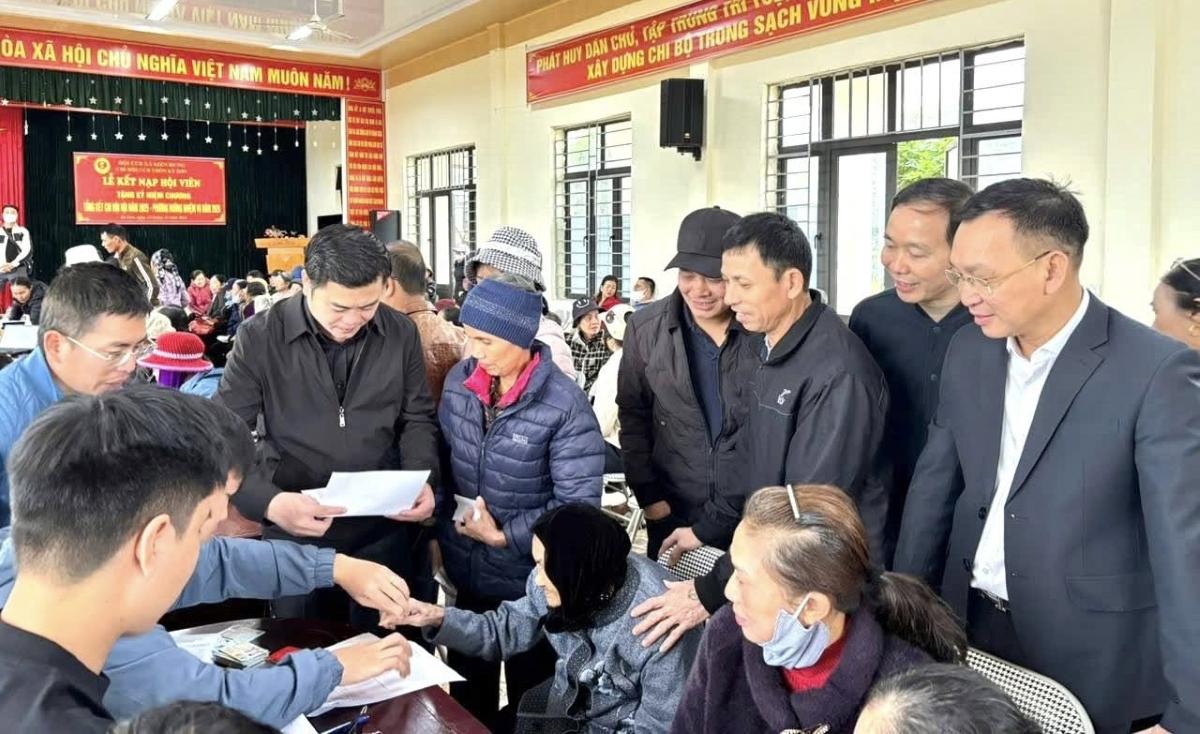 Leaders of Kien Hung commune exchange ideas with residents who regularly attend the project. Photo: Kien Hung Commune Information, Hai Phong