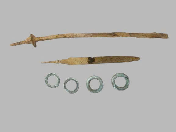 Phat hien kiem va trang suc. Anh: Quang Tuan.