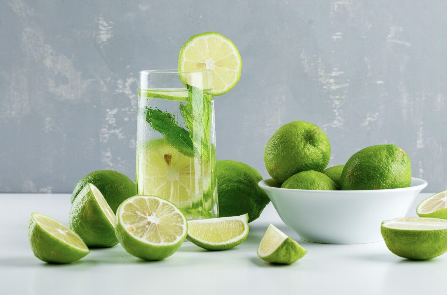 Believing in high-dose lemon juice to treat infection is an unscientific habit. Photo: Thuy Duong