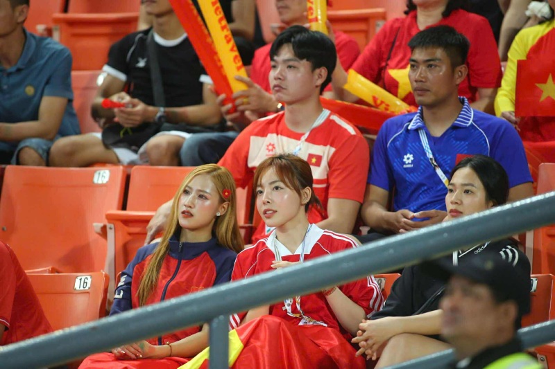 Xa thu Phi Thanh Thao xem chung ket SEA Games 33 giua Viet Nam va Thai Lan. Anh: Mai Trang
